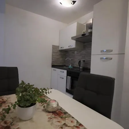Apartment Zora Knin Exterior photo